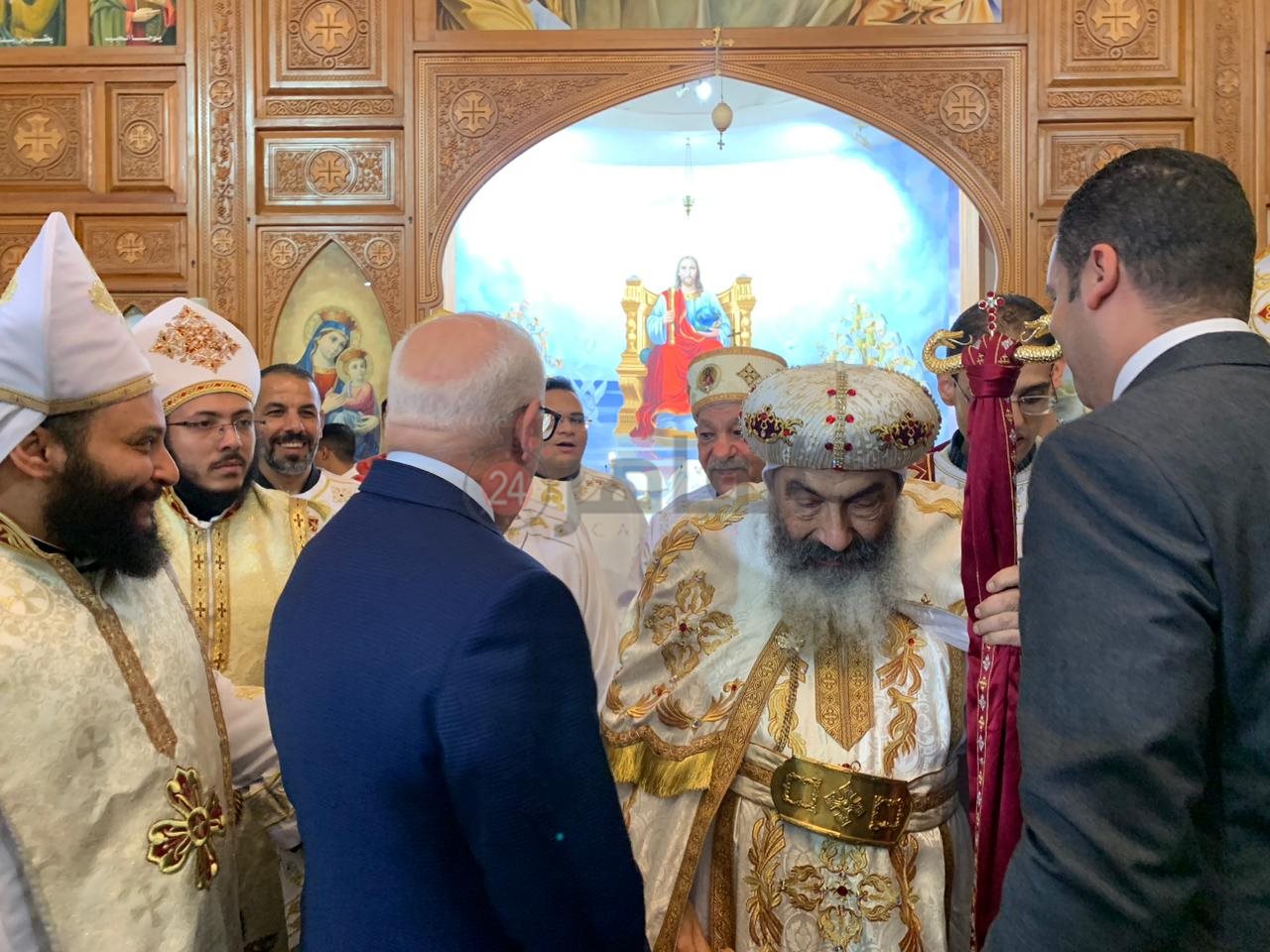 محافظ بورسعيد يزور عددا من الكنائس 