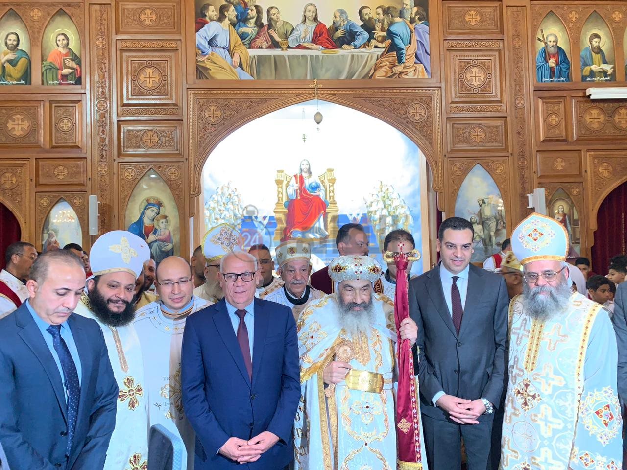 محافظ بورسعيد يزور عددا من الكنائس 