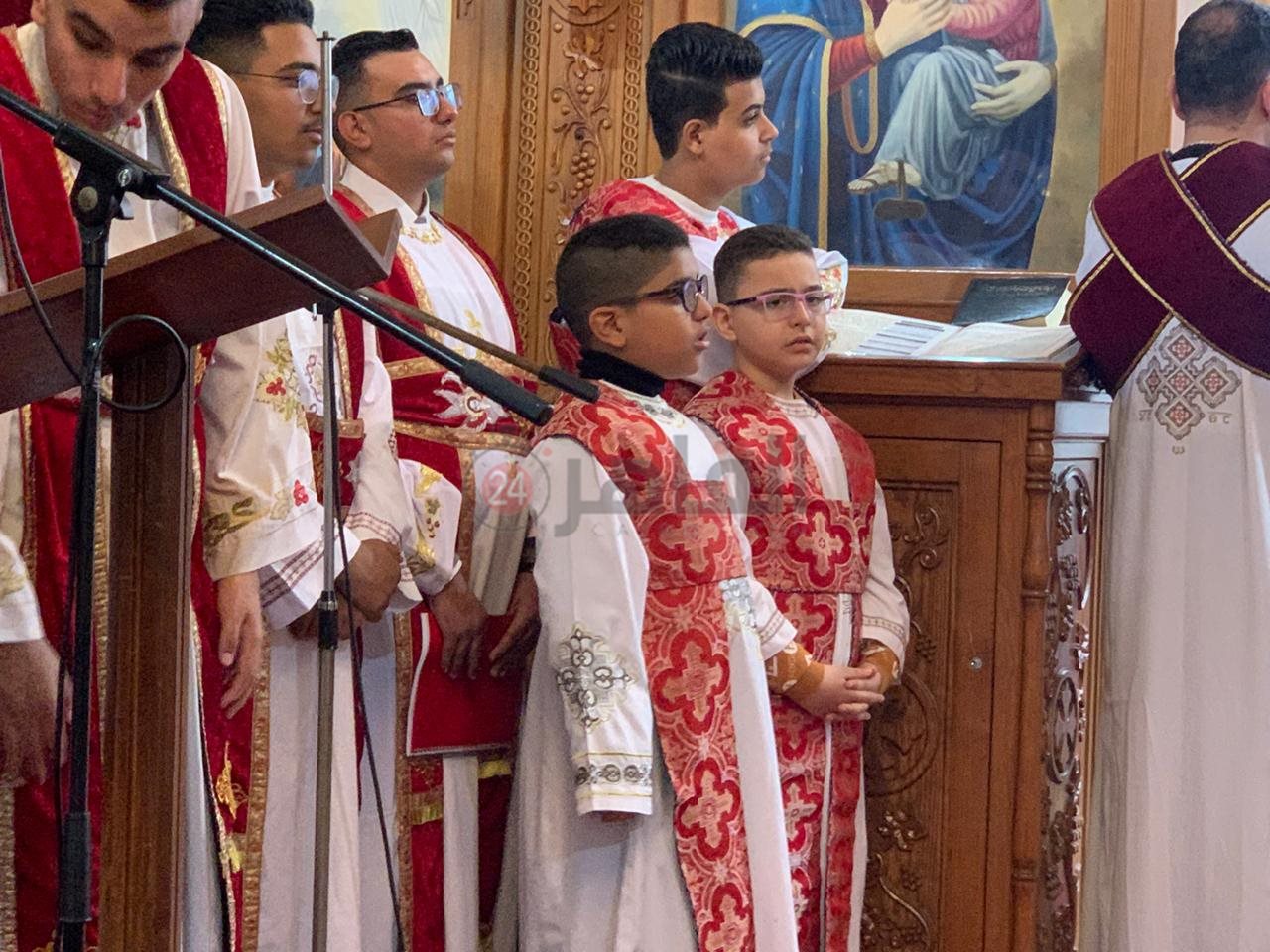 الصغار يزينون الكنائس خلال قداس عيد الميلاد ببورسعيد