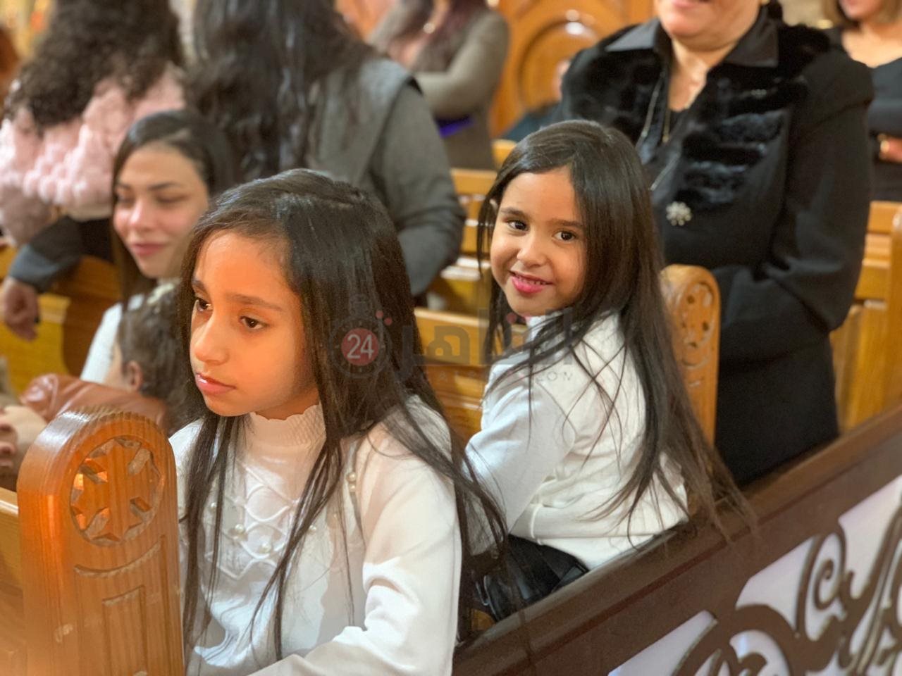 الصغار يزينون الكنائس خلال قداس عيد الميلاد ببورسعيد