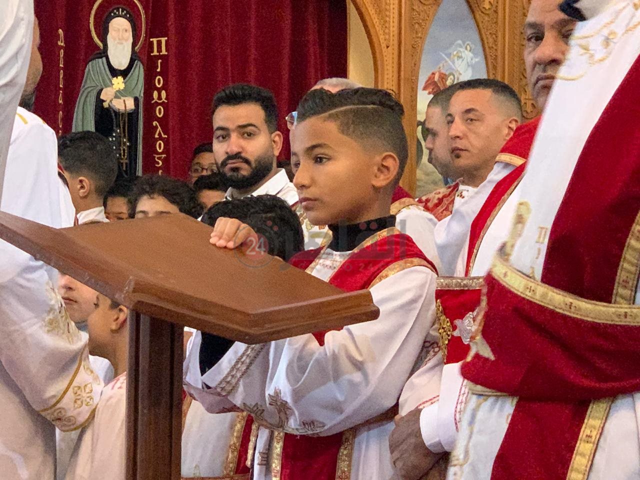 الصغار يزينون الكنائس خلال قداس عيد الميلاد ببورسعيد