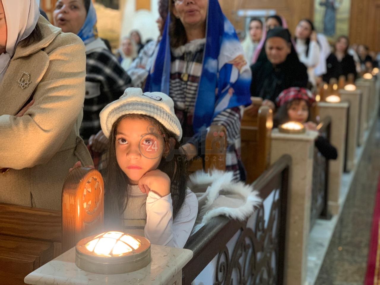 الصغار يزينون الكنائس خلال قداس عيد الميلاد ببورسعيد