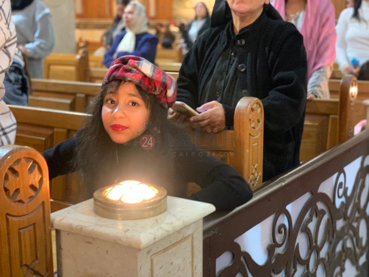 الصغار يزينون الكنائس خلال قداس عيد الميلاد ببورسعيد