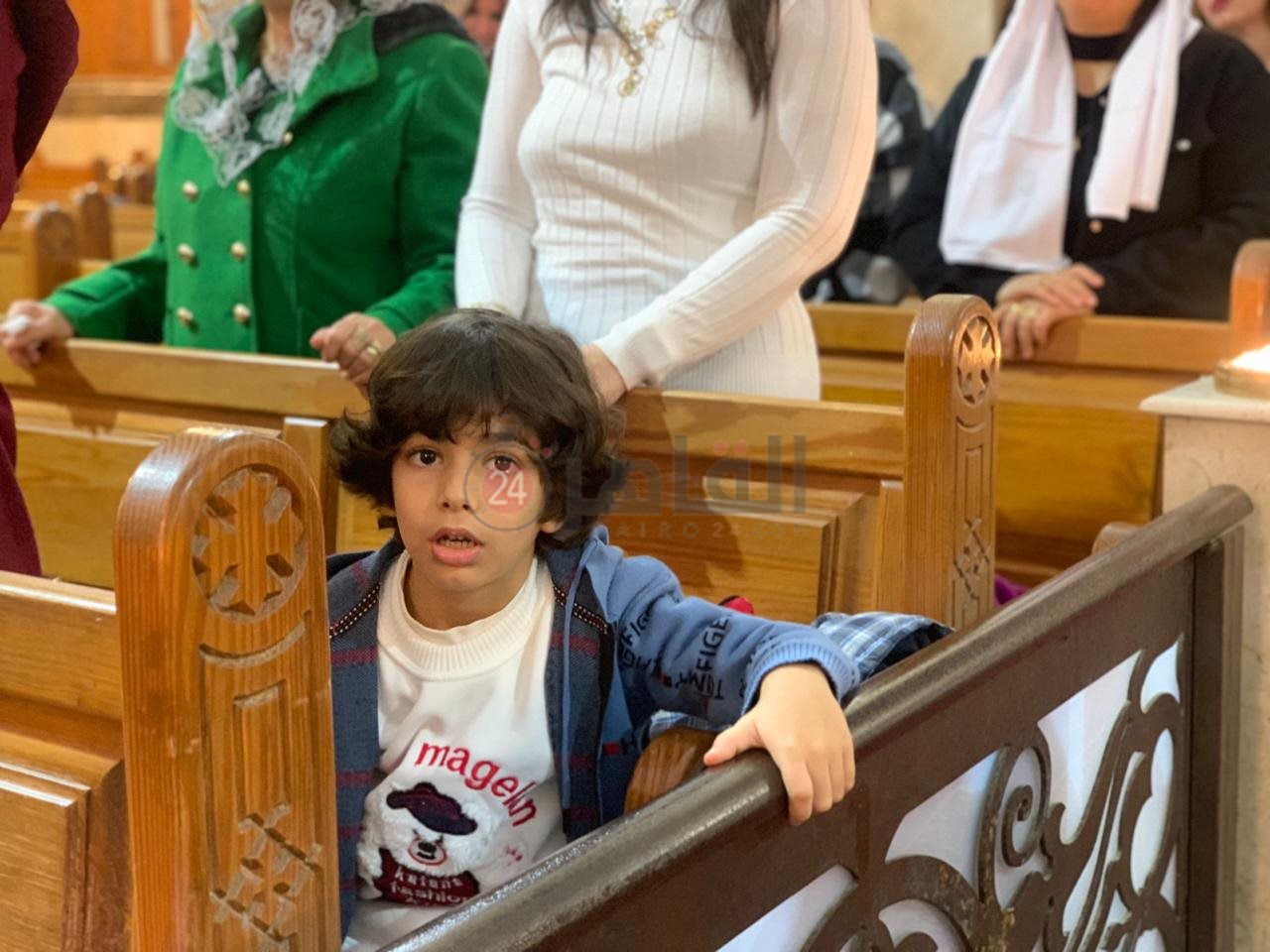 الصغار يزينون الكنائس خلال قداس عيد الميلاد ببورسعيد