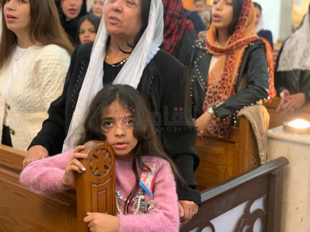 الصغار يزينون الكنائس خلال قداس عيد الميلاد ببورسعيد