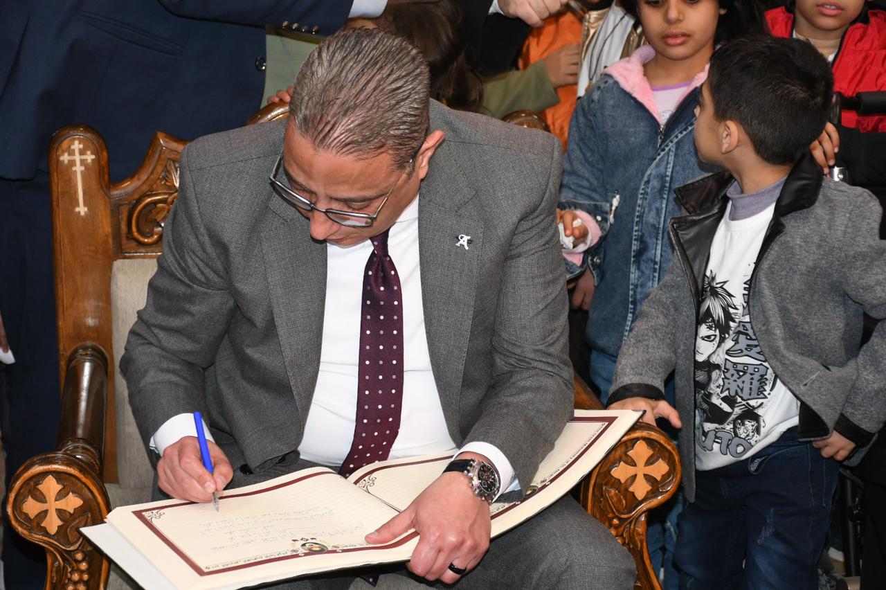 محافظ الفيوم في دير الأنبا إبرام 