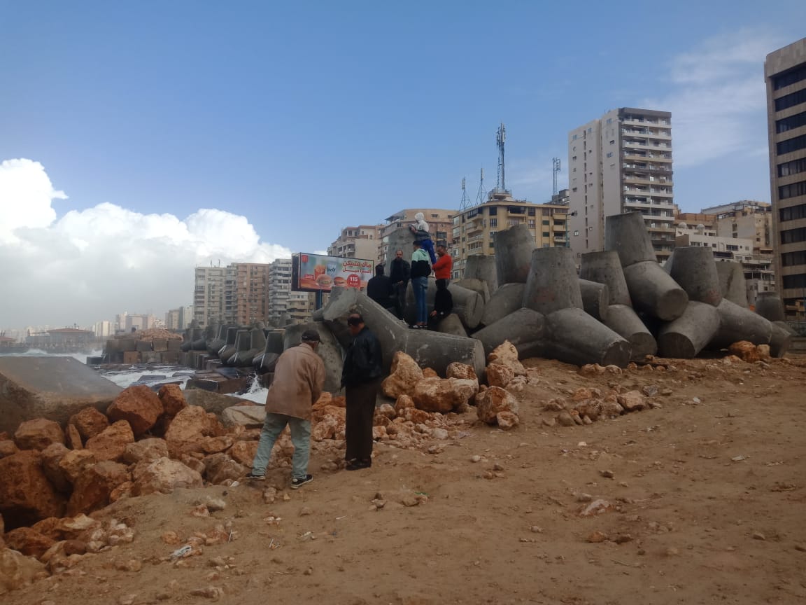 أسرة الطالب يوسف تنتظر خروجه من البحر بالإسكندرية 