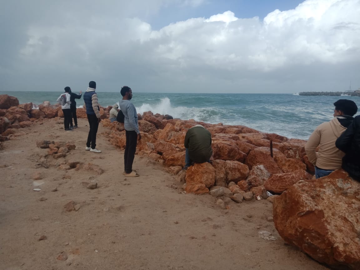 أسرة الطالب يوسف تنتظر خروجه من البحر بالإسكندرية 