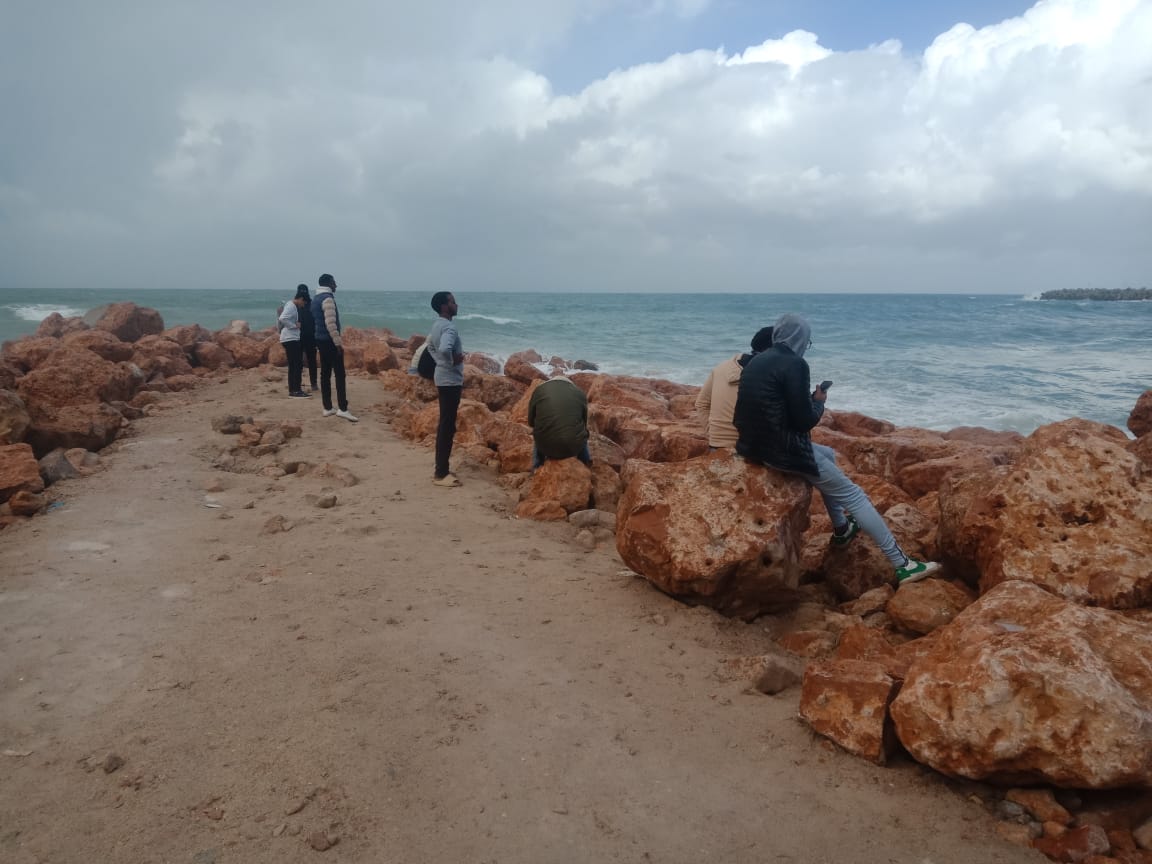 أسرة الطالب يوسف تنتظر خروجه من البحر بالإسكندرية 