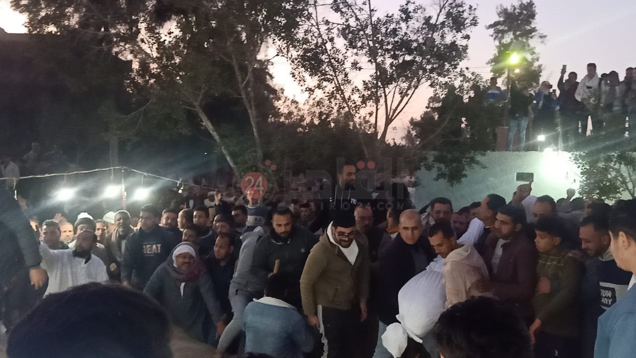 تشييع جنازة أم ونجليها ضحية الزوج في الدقهلية