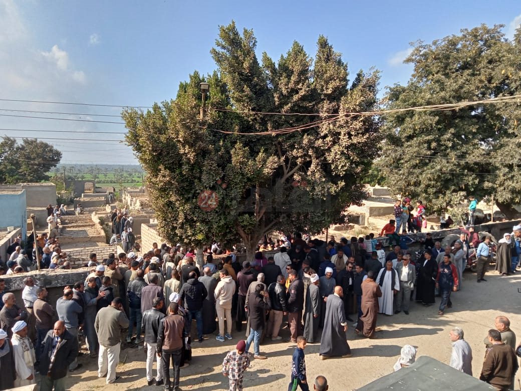 انهيار أسرة سيدة توفيت حزنًا على رحيله بالفيوم