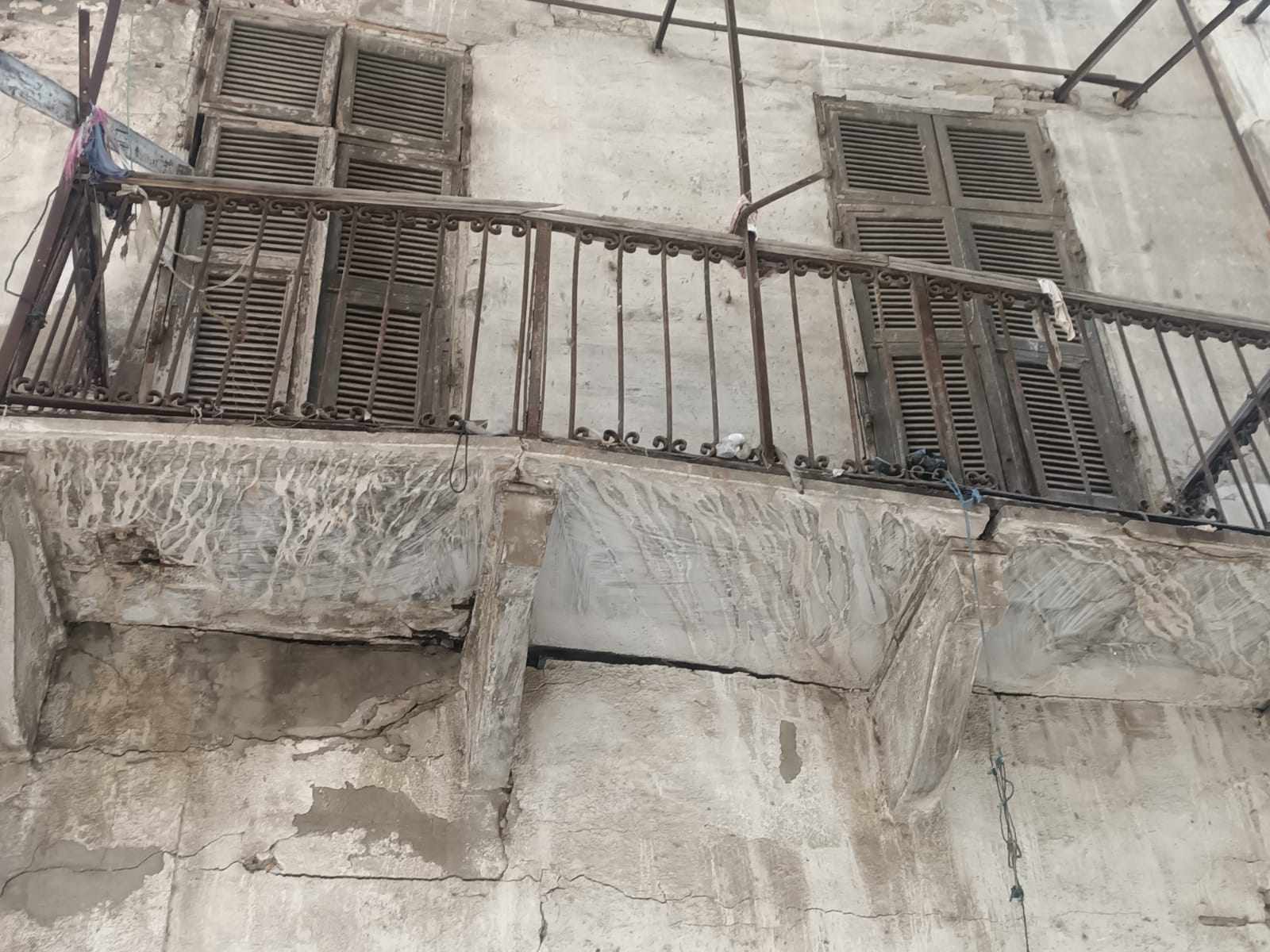 انهيار أجزاء من عقار خال من السكان دون إصابات في الإسكندرية 