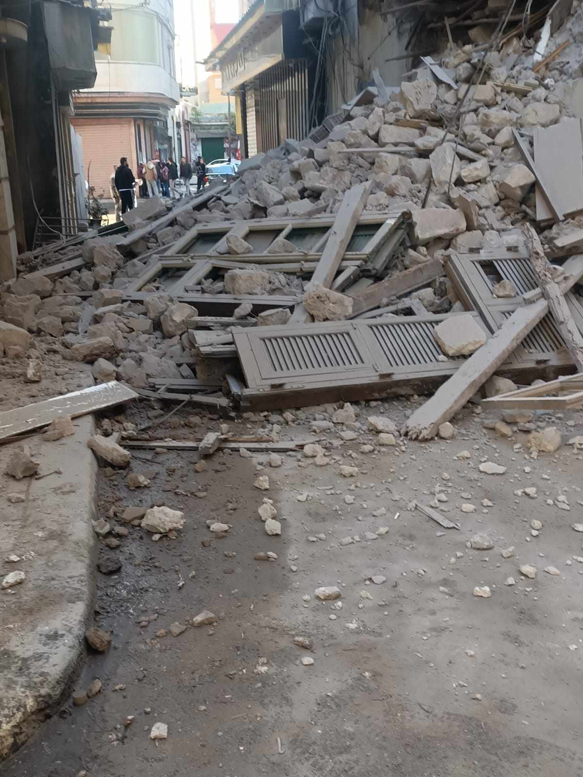 انهيار أجزاء من عقار خال من السكان دون إصابات في الإسكندرية 