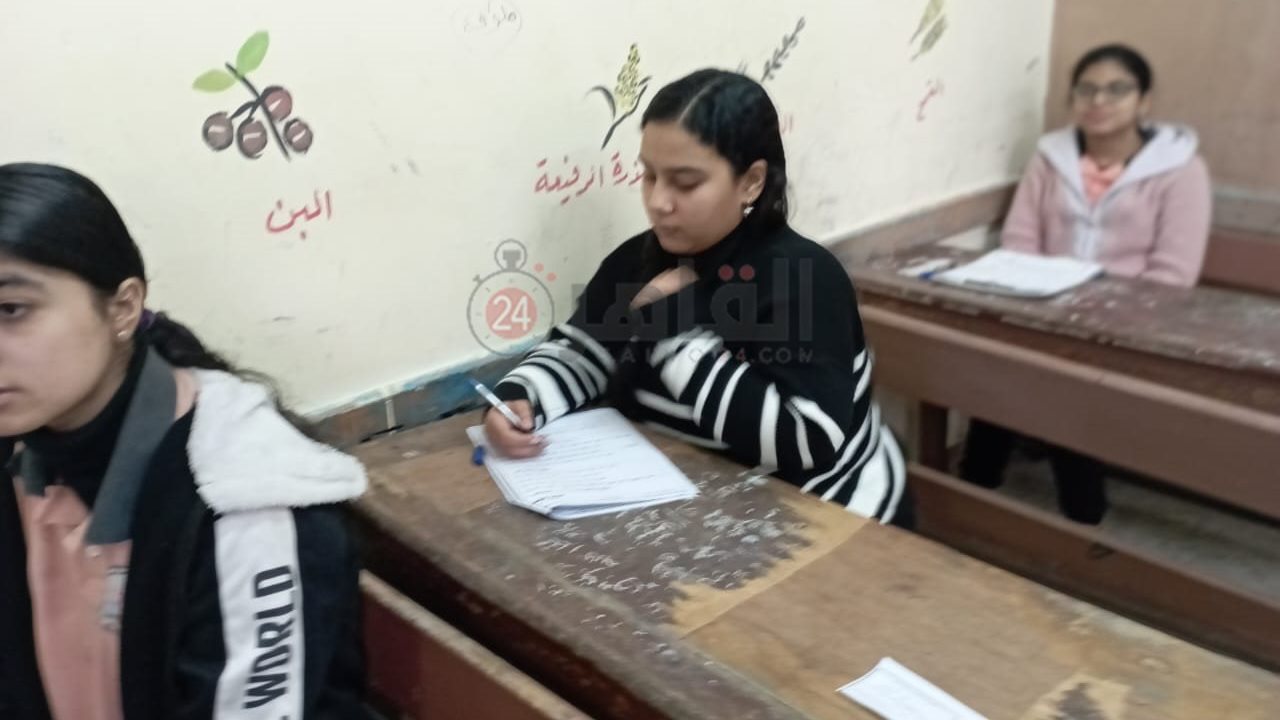 طلاب الشهادة الإعدادية يؤدون امتحان العلوم ببورسعيد - قص