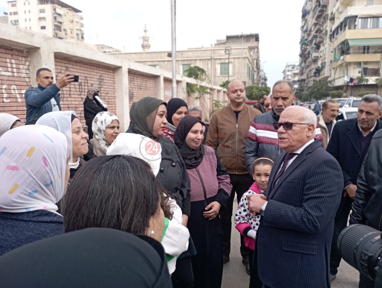 محافظ بورسعيد يلتقي أولياء الأمور أمام لجان الإعدادية