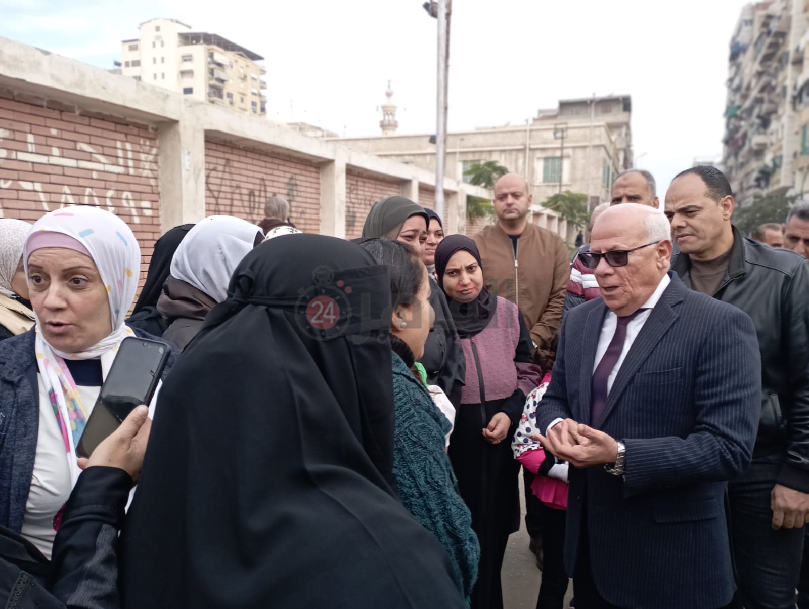 محافظ بورسعيد يلتقي أولياء الأمور أمام لجان الإعدادية