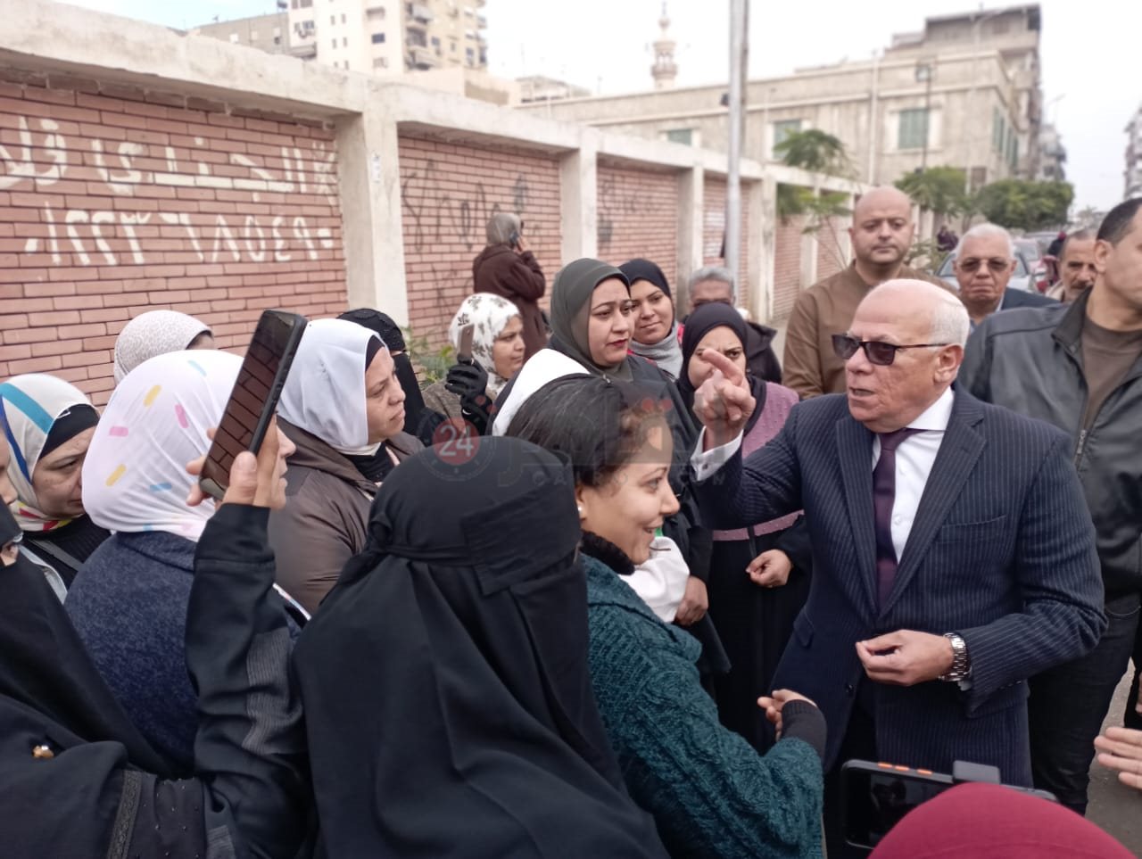 محافظ بورسعيد يلتقي أولياء الأمور أمام لجان الإعدادية