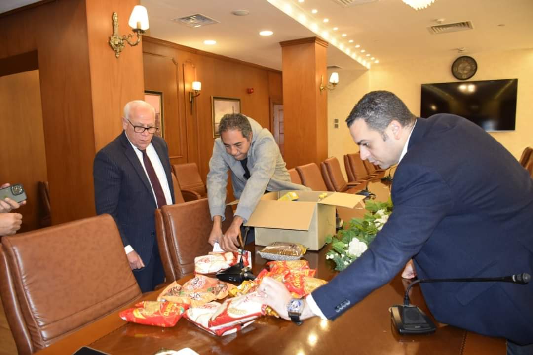 سلع غذائية للأسر الأولى بالرعاية ومحدودي الدخل والموظفين ببورسعيد 