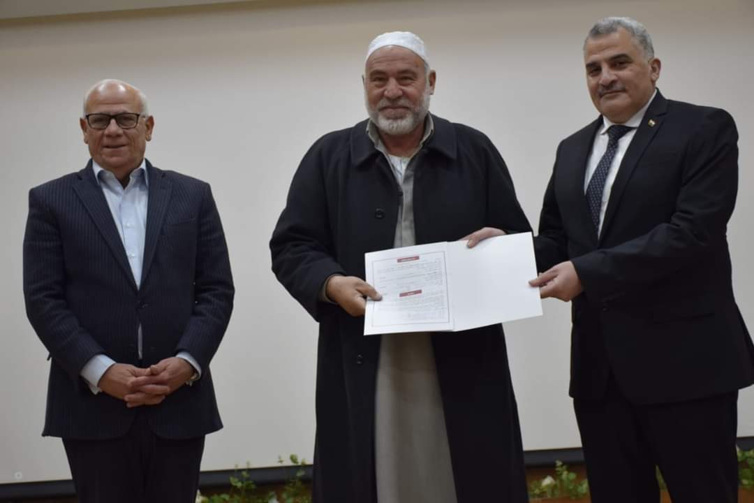 محافظ بورسعيد يسلم العقود المؤمنة للمنتفعين بالأراضي الزراعية بمنطقة مثلث الخير بجنوب بورسعيد