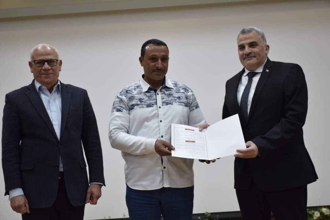 محافظ بورسعيد يسلم العقود المؤمنة للمنتفعين بالأراضي الزراعية بمنطقة مثلث الخير بجنوب بورسعيد