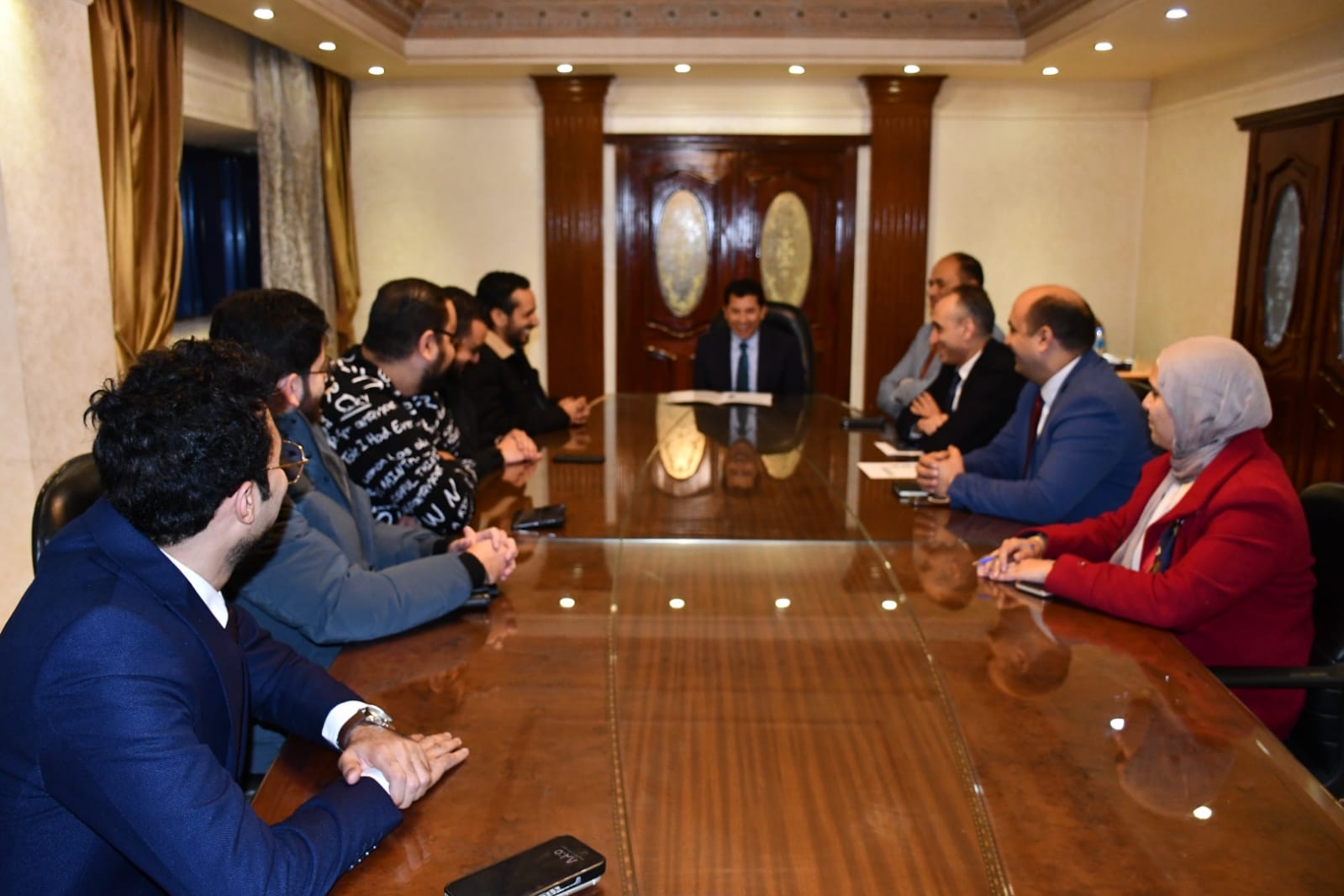 لقاء وزير الرياضة مع عدد من المؤثرين رياضيًا (1)