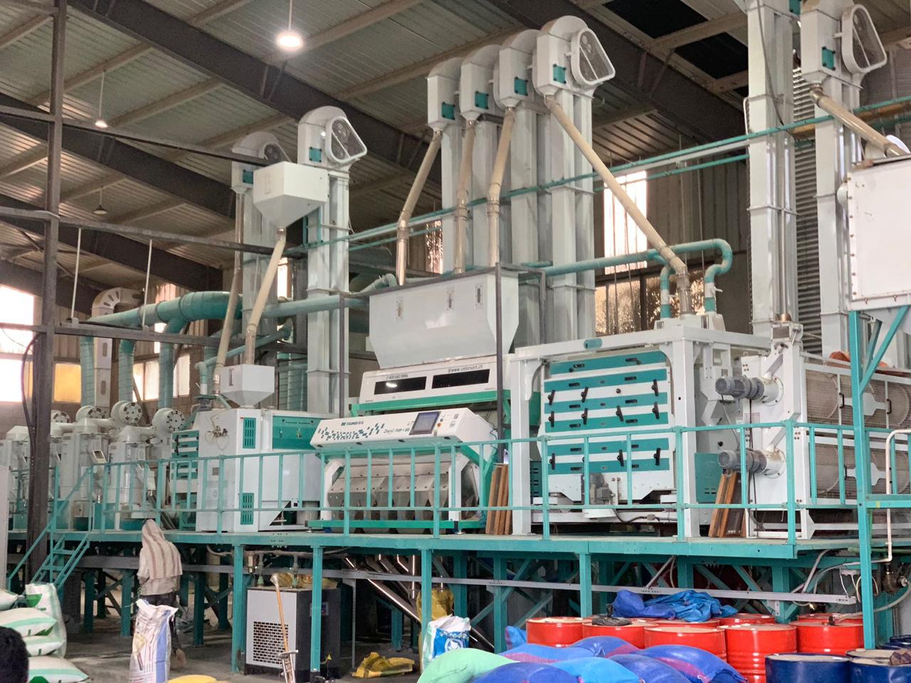 وزير التموين يتفقد مصنع لتعبئة الأرز ببورسعيد