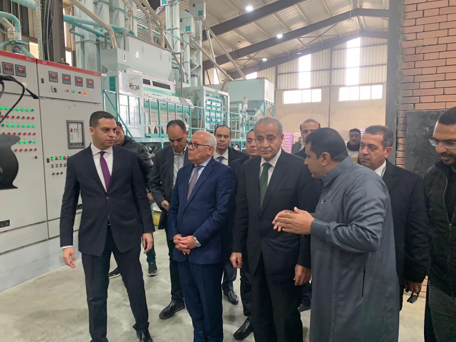 وزير التموين يتفقد مصنع لتعبئة الأرز ببورسعيد