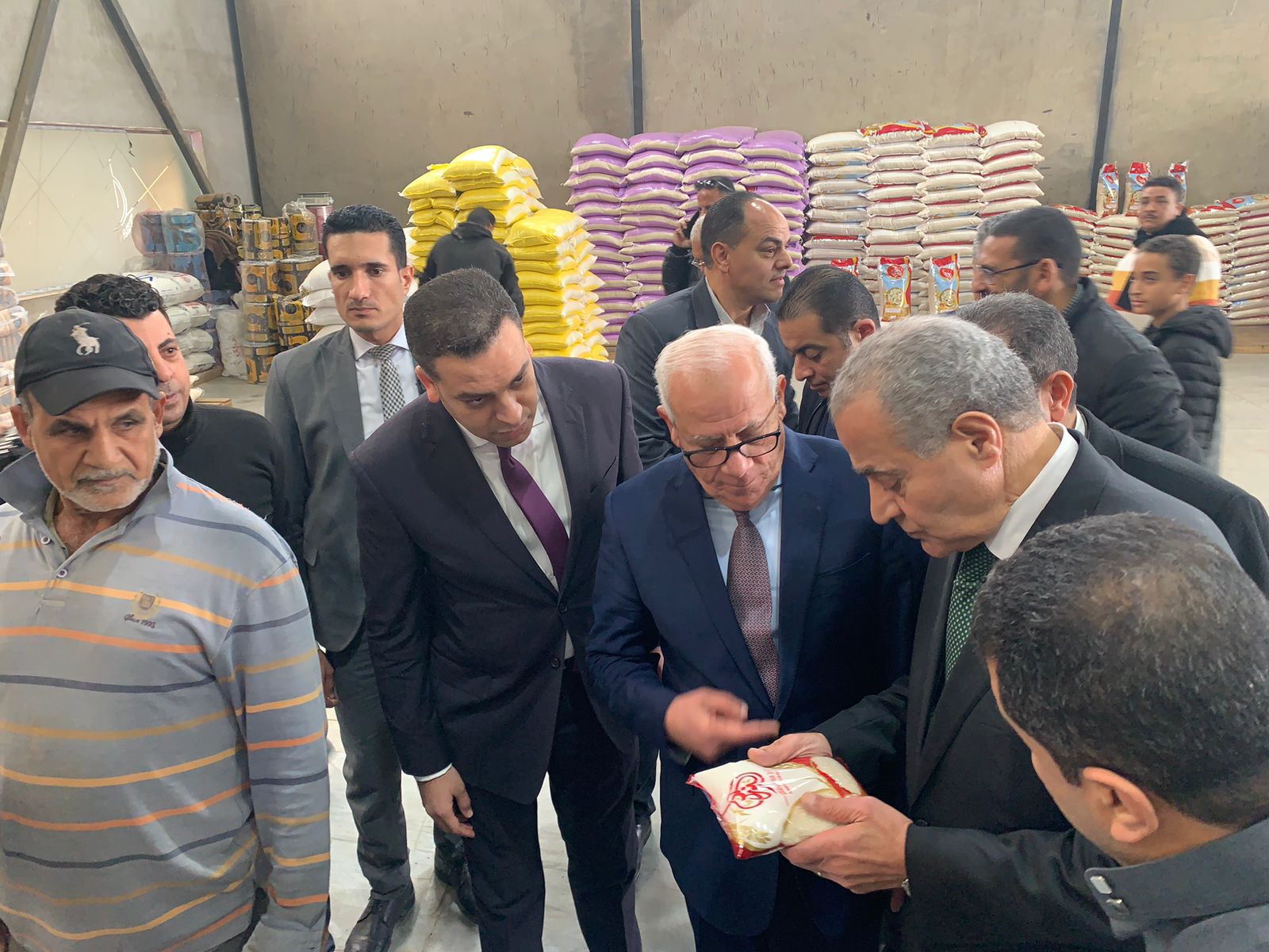 وزير التموين يتفقد مصنع لتعبئة الأرز ببورسعيد