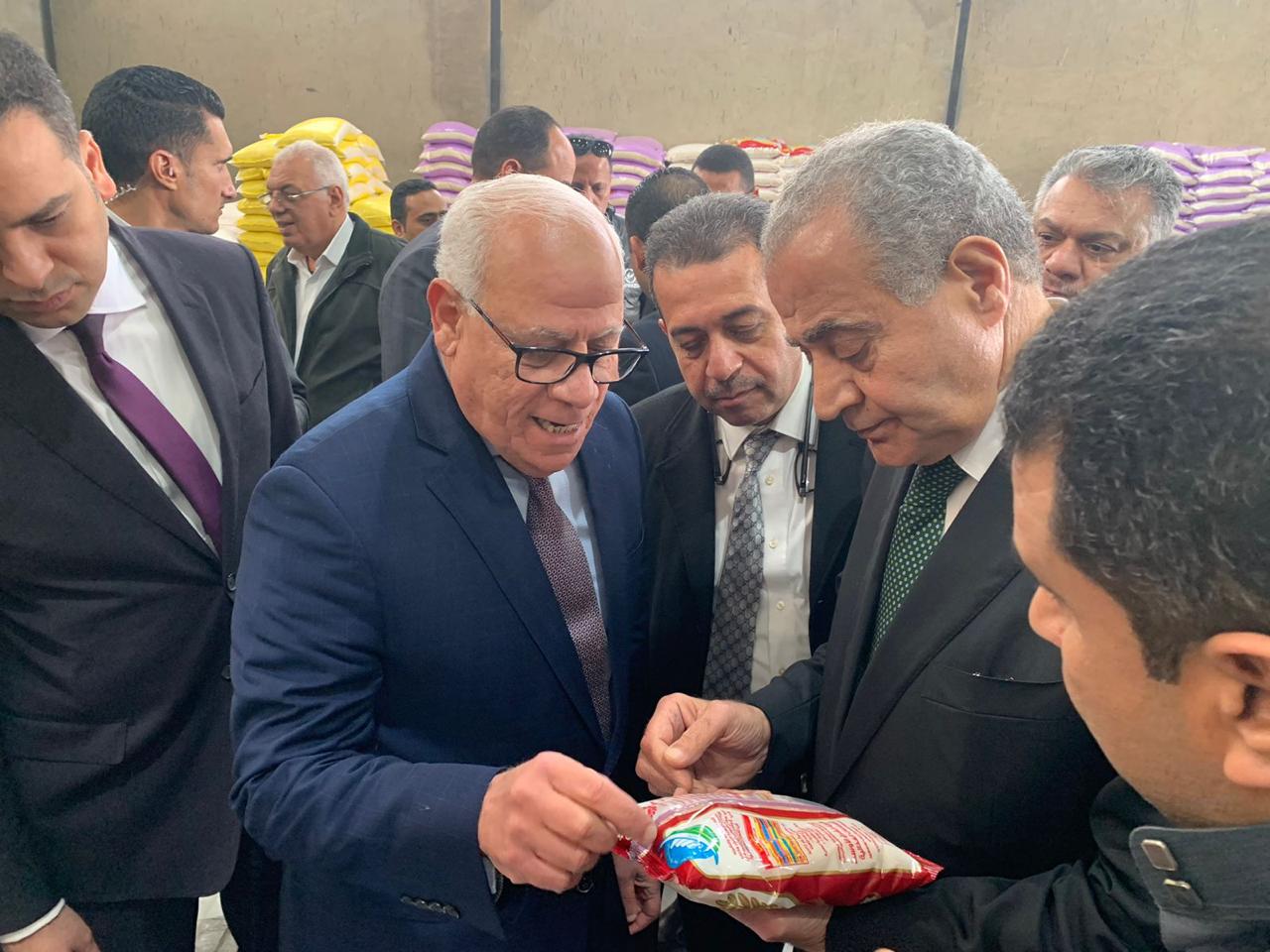 وزير التموين يتفقد مصنع لتعبئة الأرز ببورسعيد