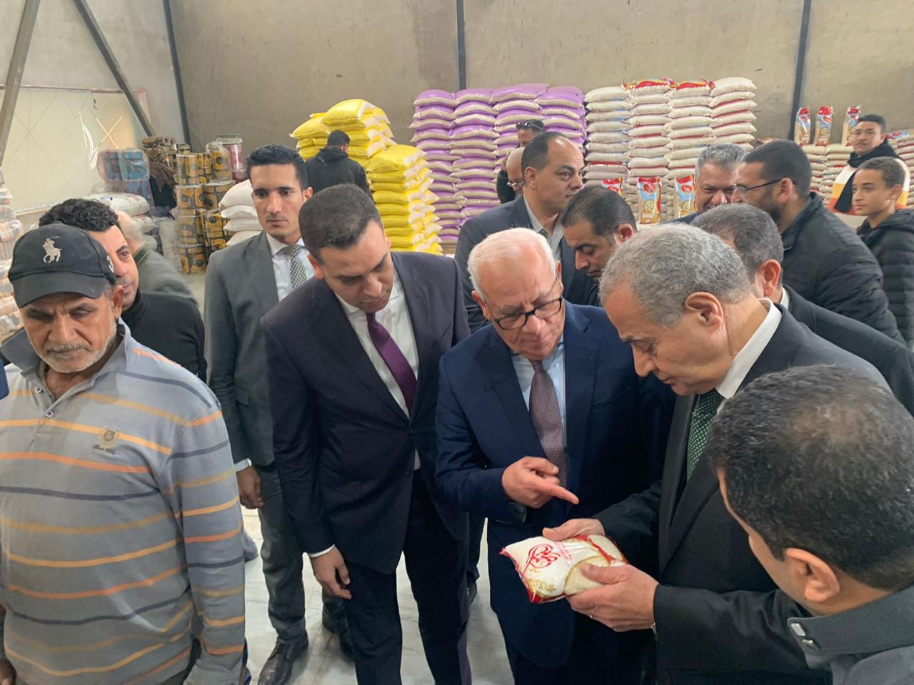 وزير التموين يتفقد مصنع لتعبئة الأرز ببورسعيد