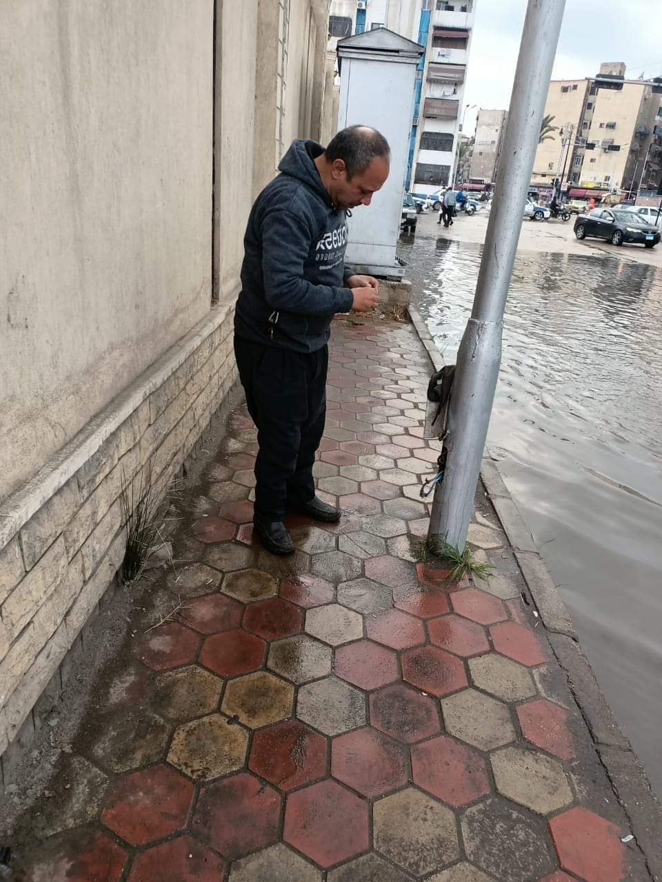 عزل وتأمين أعمدة الإنارة العامة ببورسعيد