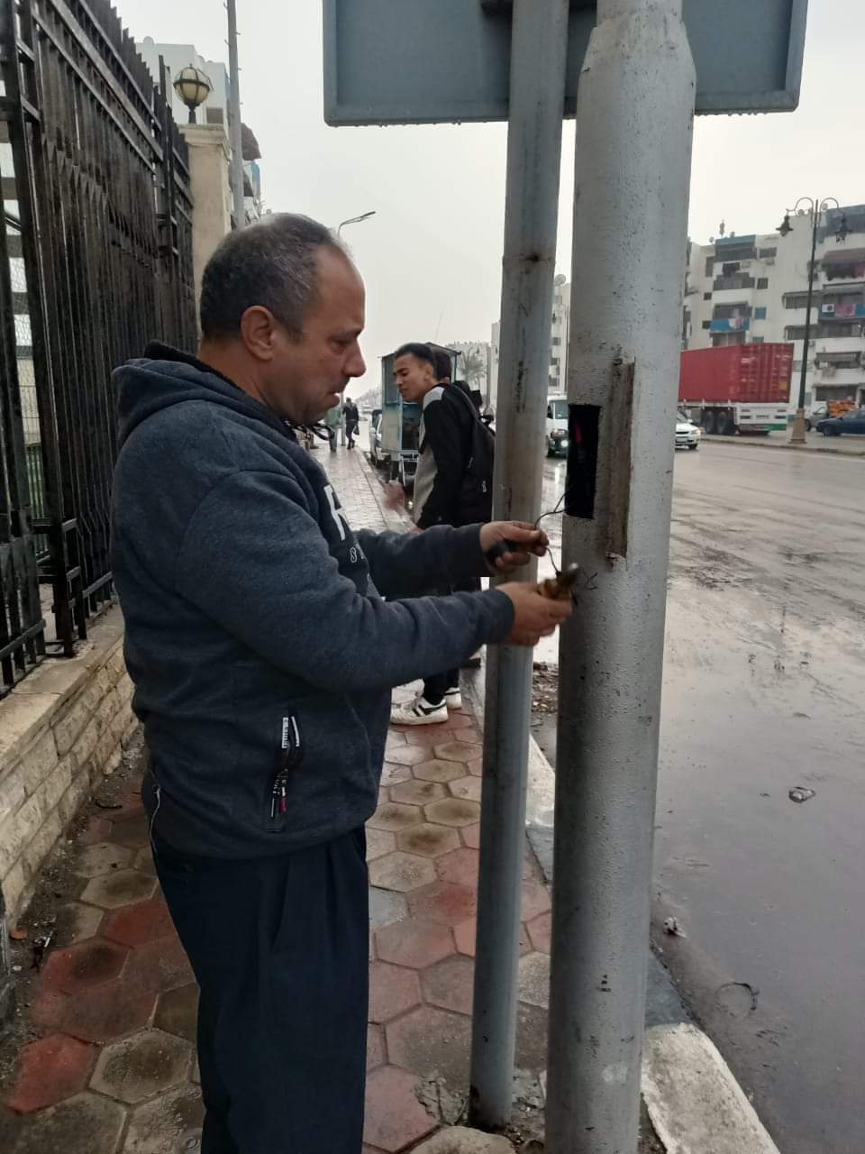 عزل وتأمين أعمدة الإنارة العامة ببورسعيد 