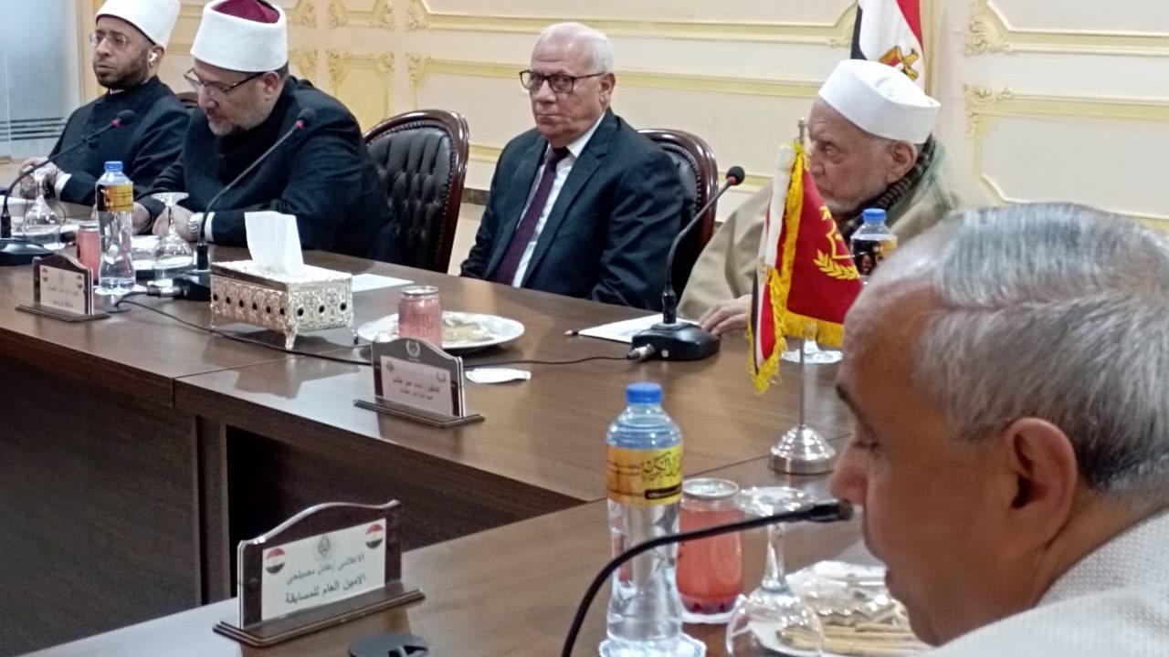 محافظ بورسعيد ووزير الأوقاف يلتقيان رؤساء مسابقات القرآن ووفود العالم المشاركة بمسابقة بورسعيد الدولية - قص