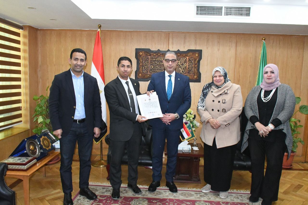 محافظ الفيوم يكرم خريجي المبادرة الرئاسية 1000 مدير مدرسة 