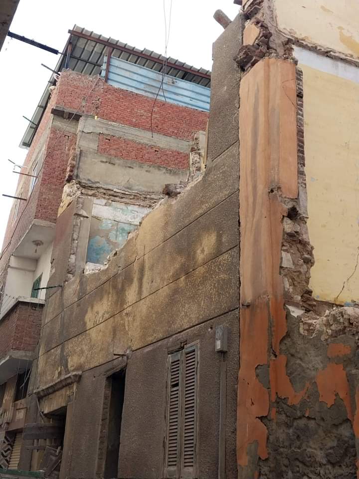 إزالة الأجزاء الخطرة بعقارات في الإسكندرية