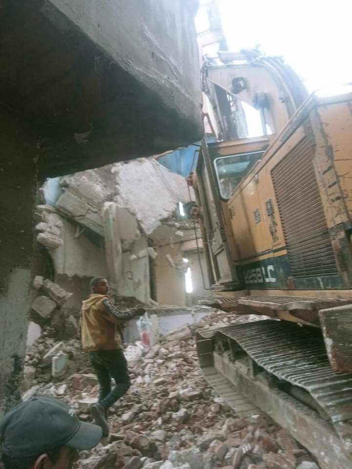 إزالة الأجزاء الخطرة بعقارات في الإسكندرية