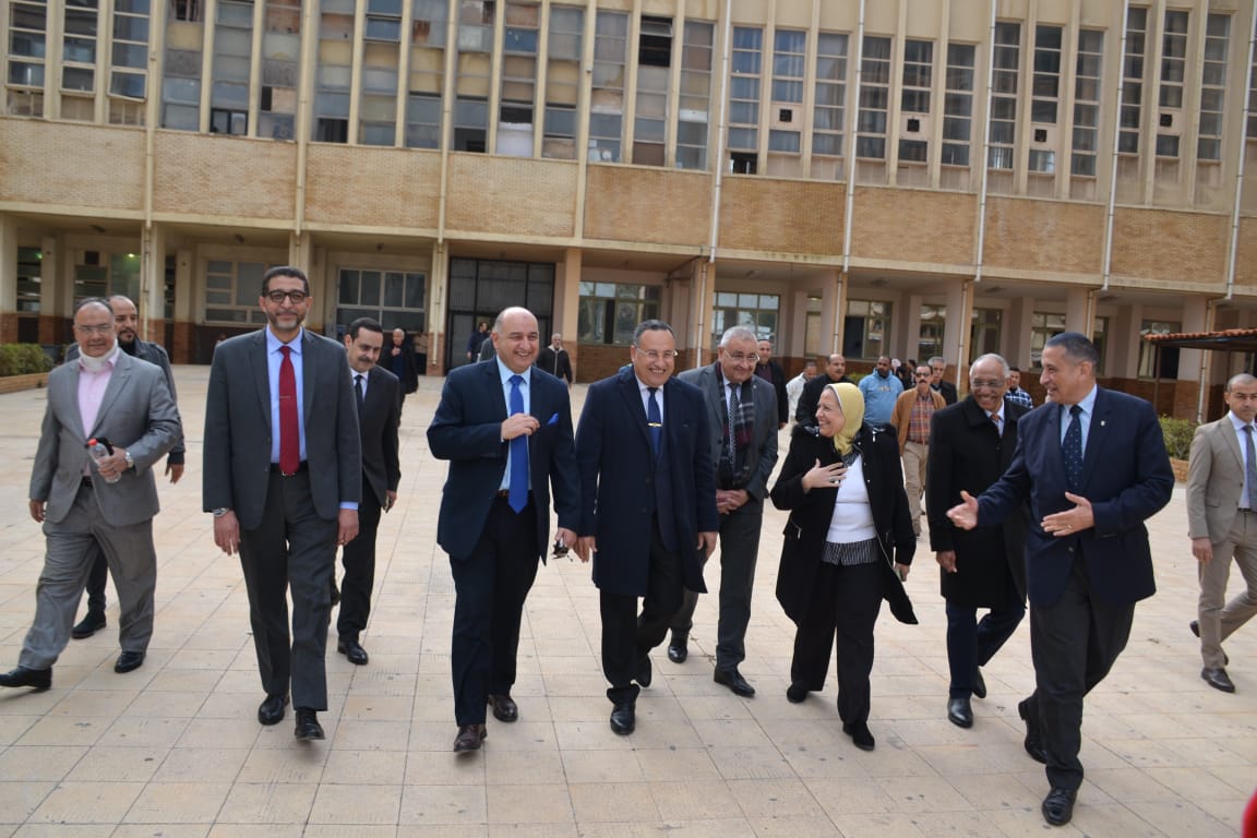 رئيس جامعة الإسكندرية يتفقد بدء الفصل الدراسي الثاني 
