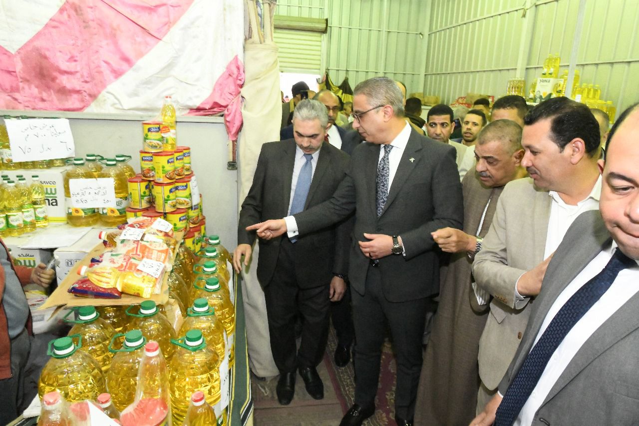 محافظ الفيوم يفتتح معرض أهلا رمضان لبيع السلع الغذائية بأسعار مخفضة