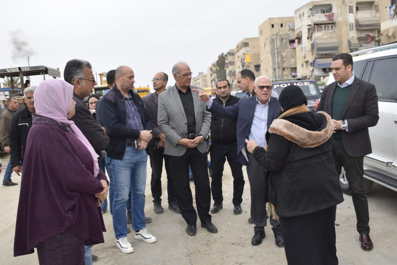 محافظ بورسعيد يتفقد عدد من مشروعات الطرق