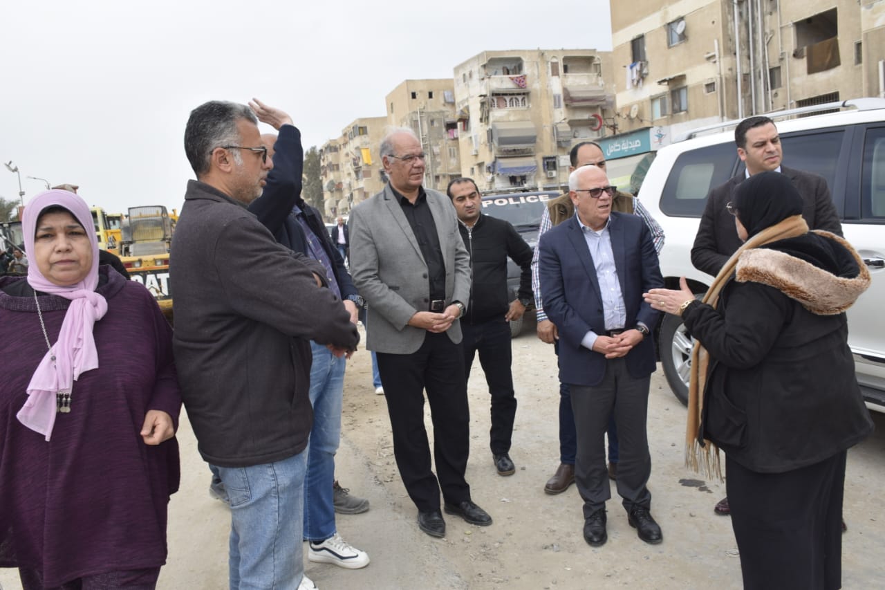 محافظ بورسعيد يتفقد عدد من مشروعات الطرق