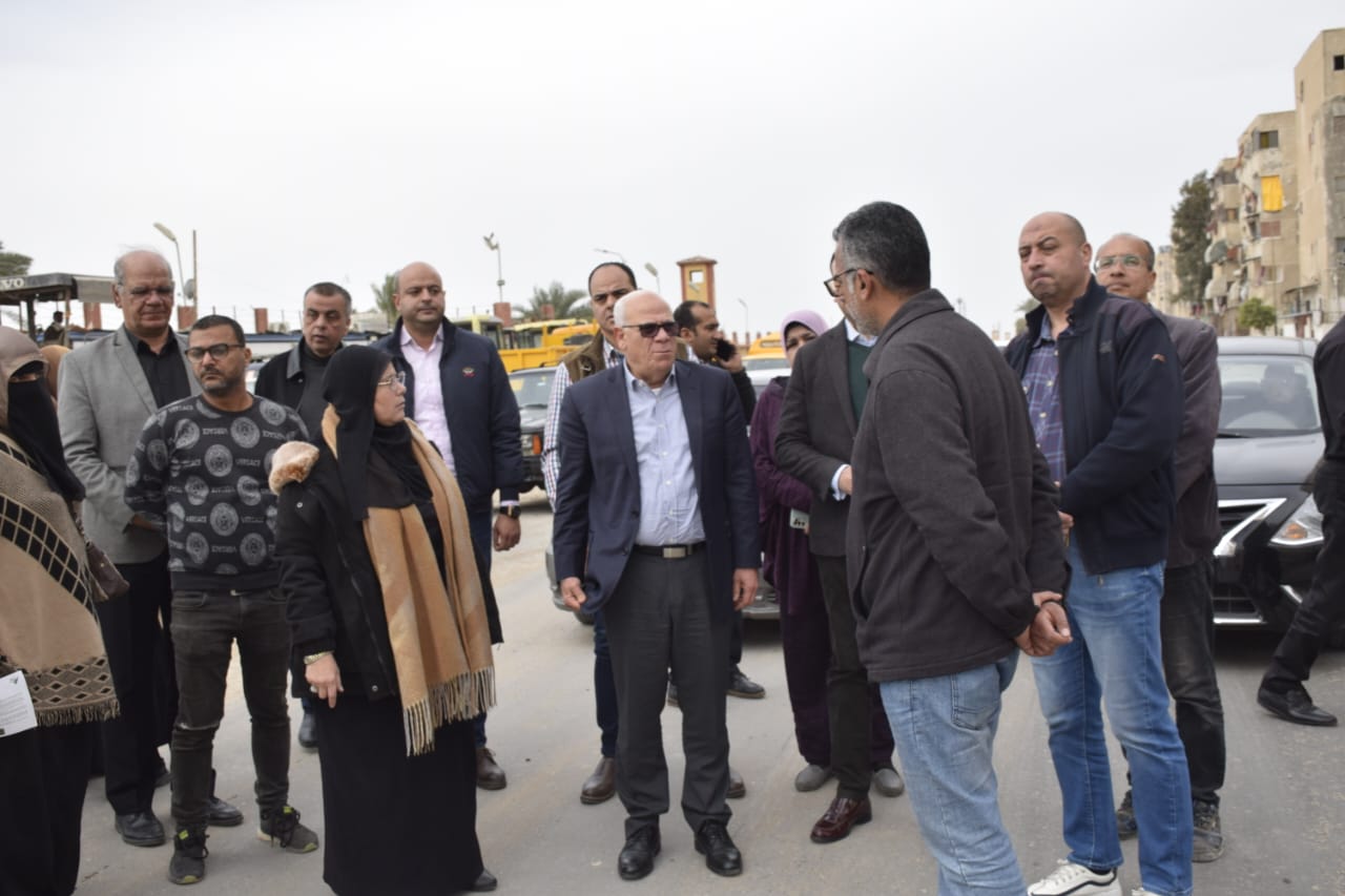 محافظ بورسعيد يتفقد عدد من مشروعات الطرق