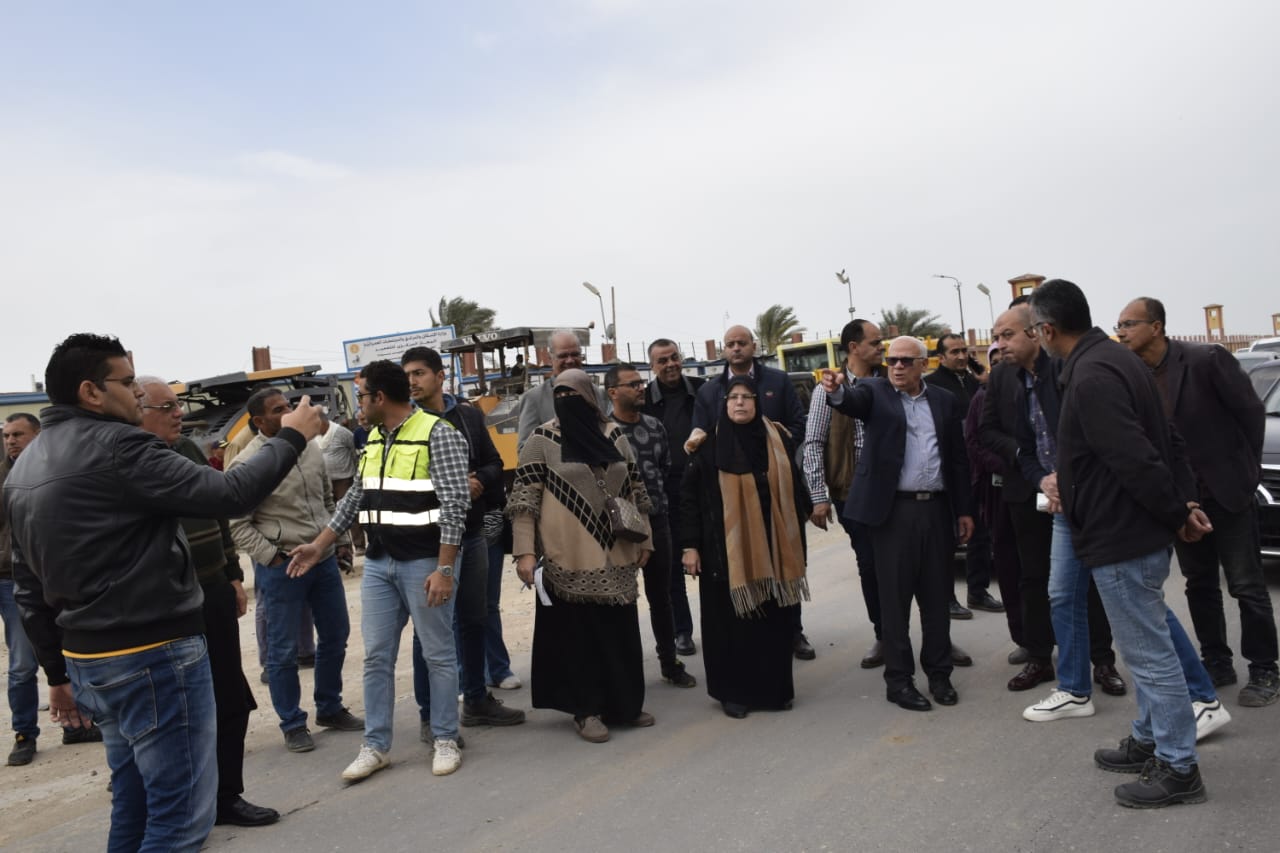 محافظ بورسعيد يتفقد عدد من مشروعات الطرق