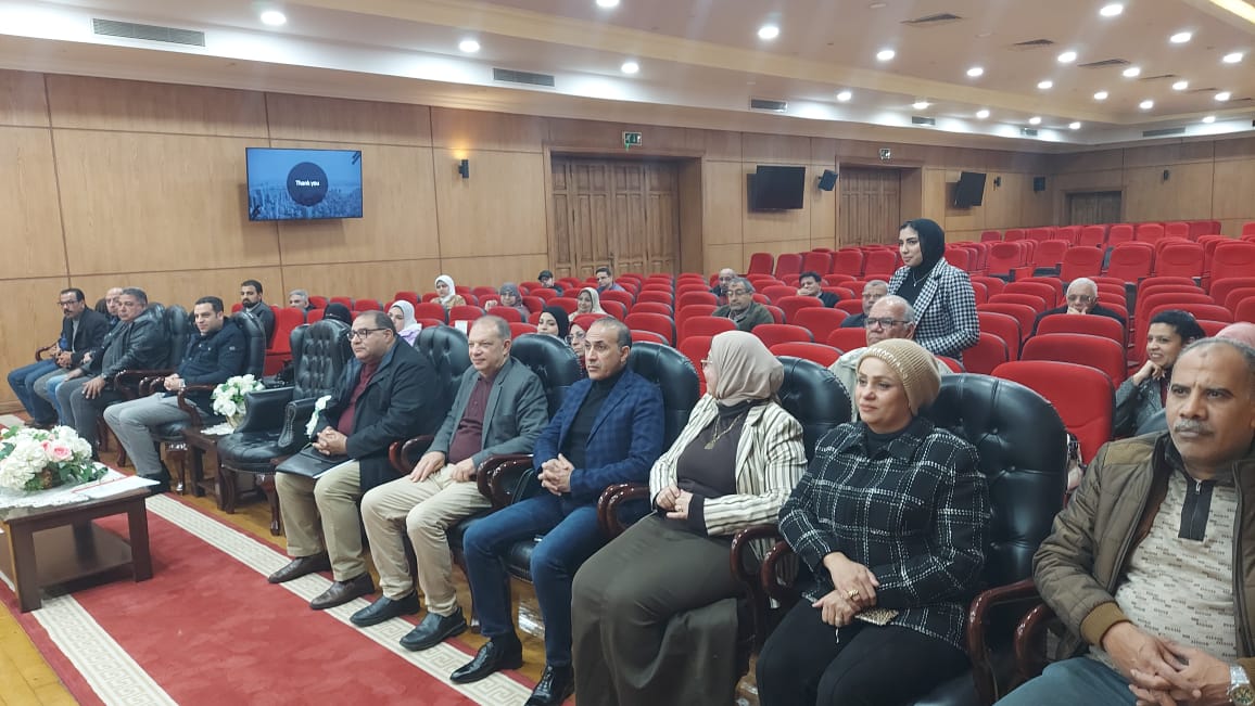 محافظ بورسعيد يجتمع بالقيادات التنفيذية 