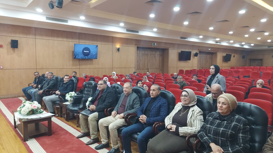 محافظ بورسعيد يجتمع بالقيادات التنفيذية 