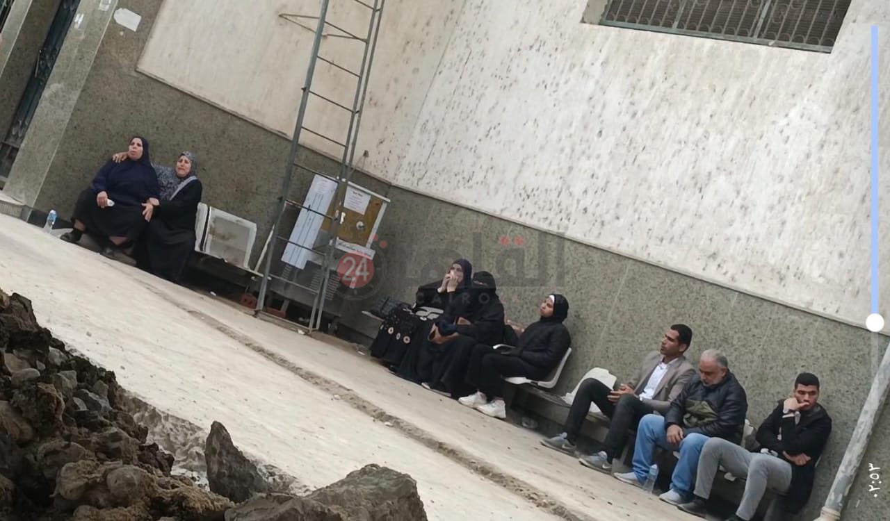 انهيار أسر ضحايا حادث الطريق الزراعي بالبحيرة أمام مشرحة مستشفى دمنهور