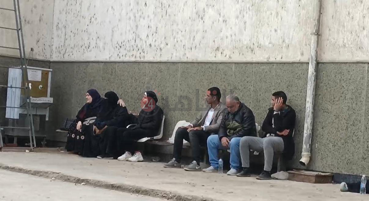 انهيار أسر ضحايا حادث الطريق الزراعي بالبحيرة أمام مشرحة مستشفى دمنهور
