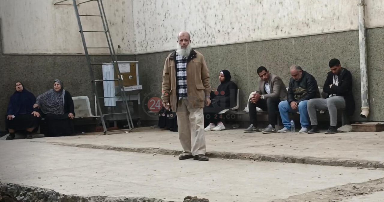انهيار أسر ضحايا حادث الطريق الزراعي بالبحيرة أمام مشرحة مستشفى دمنهور