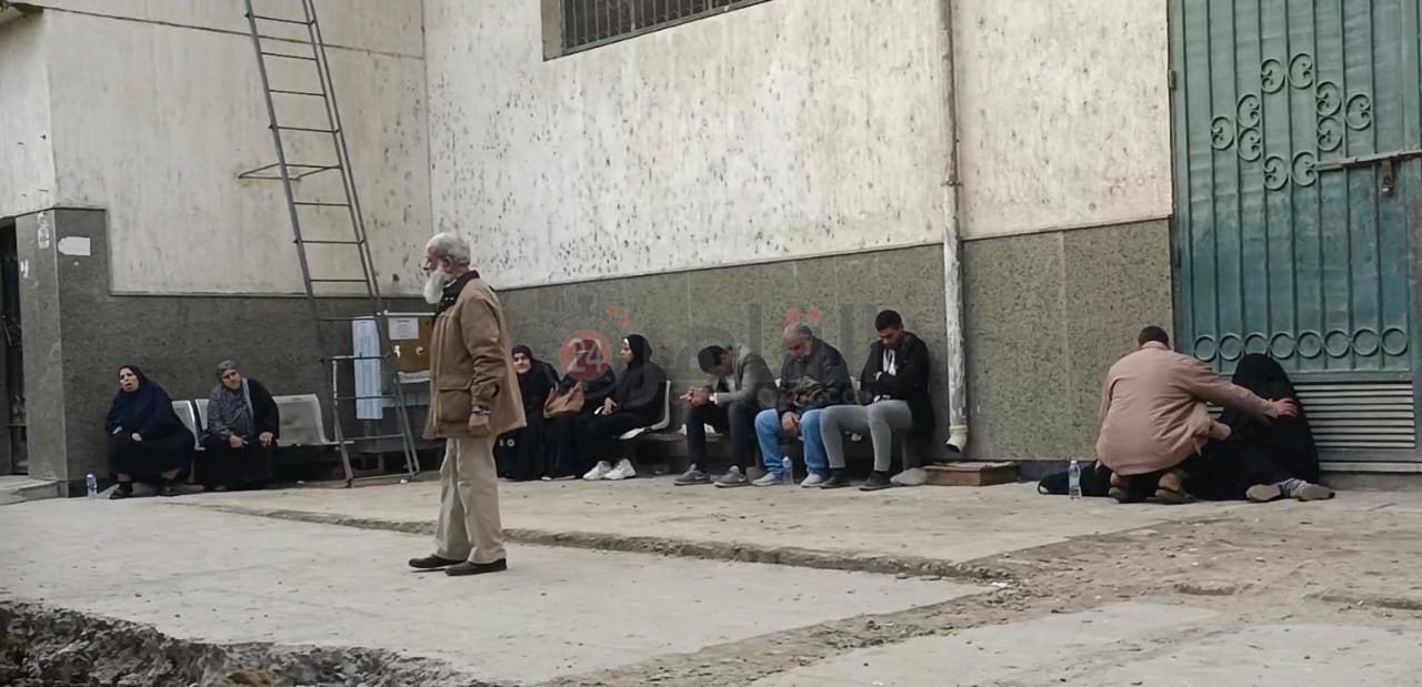 انهيار أسر ضحايا حادث الطريق الزراعي بالبحيرة أمام مشرحة مستشفى دمنهور