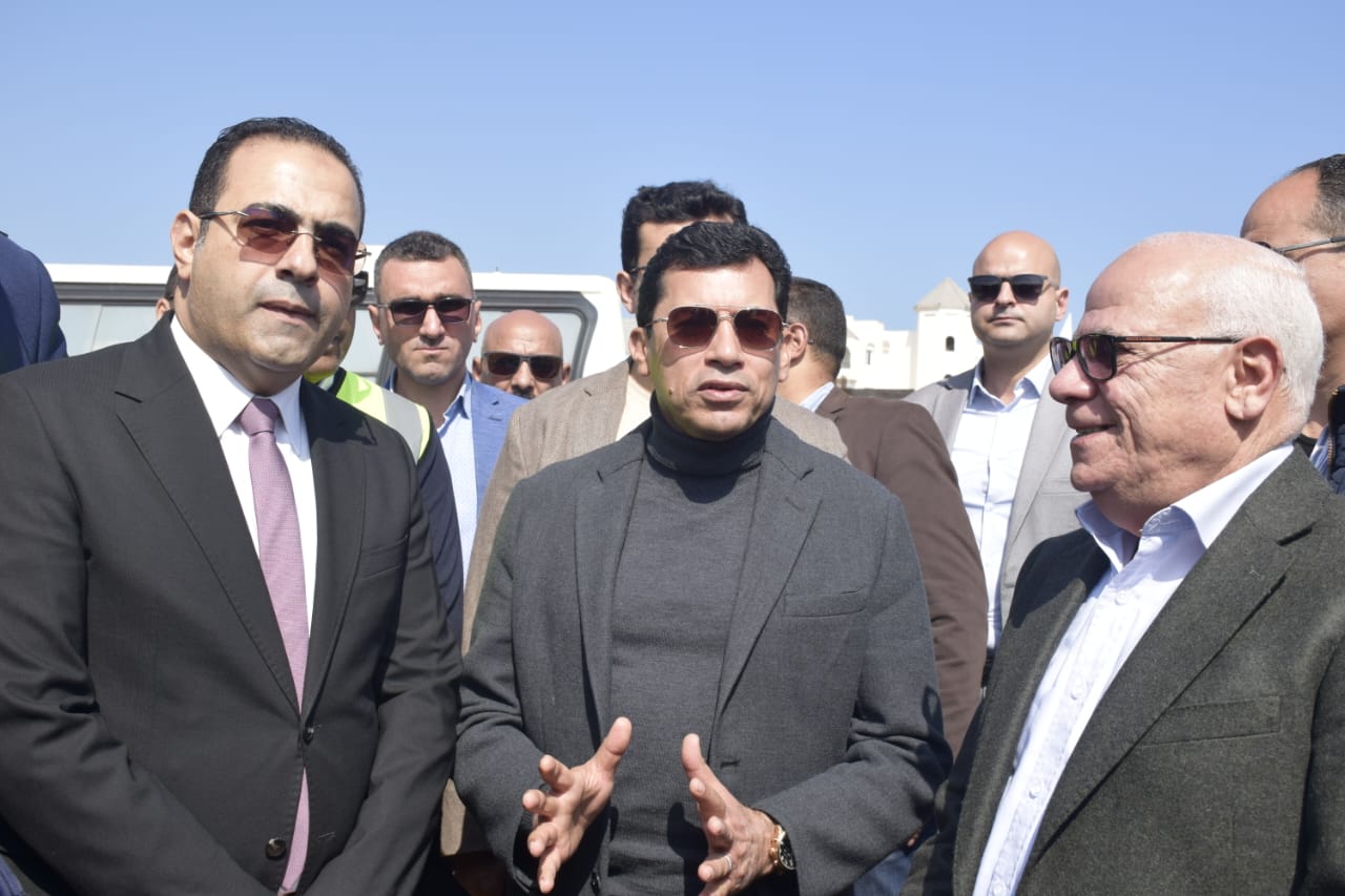 وزير الشباب والرياضة يتفقد سير الأعمال الإنشائية باستاد النادي المصري الجديد