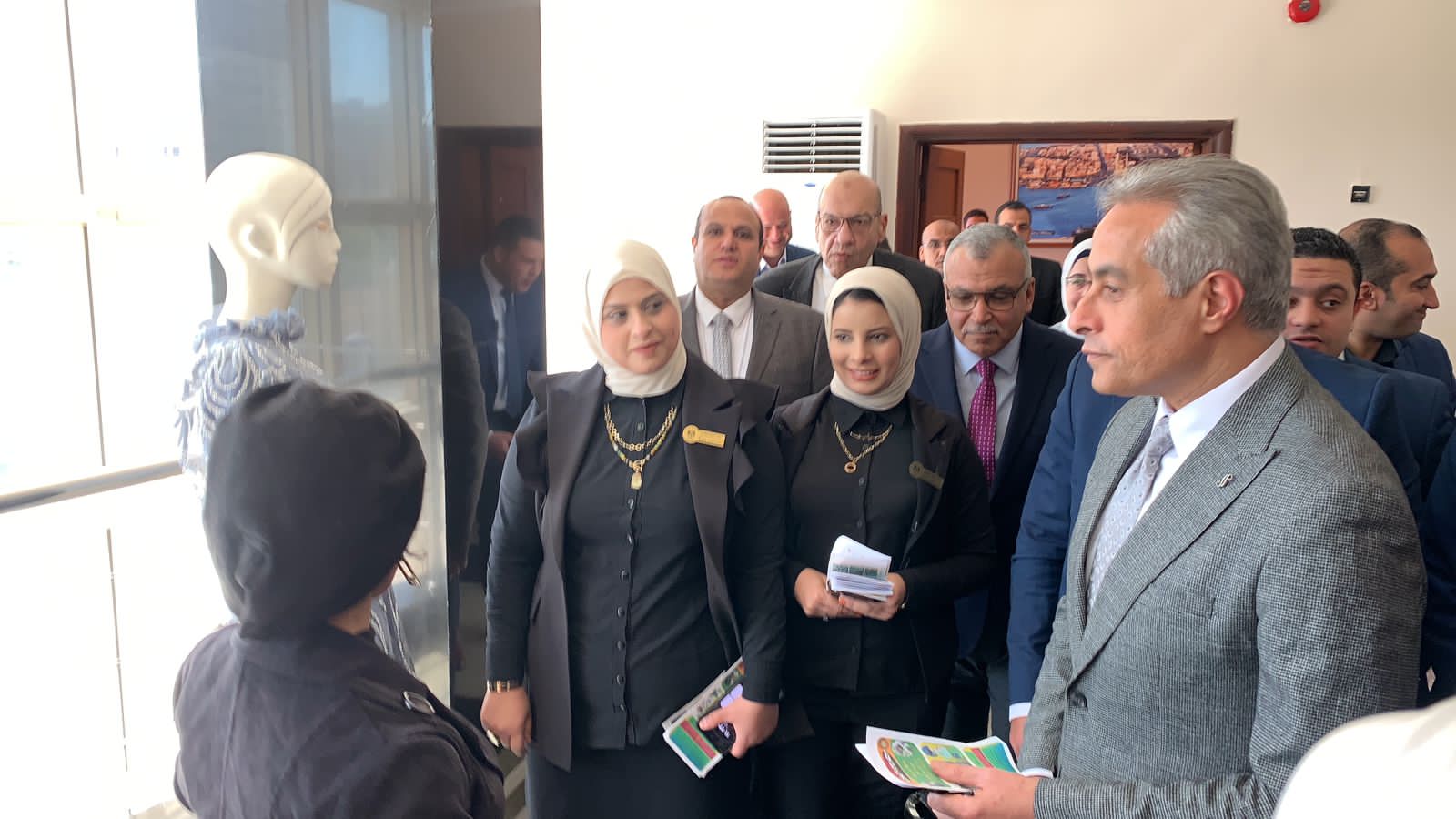 وزير العمل يتفقد معرض ببورسعيد 